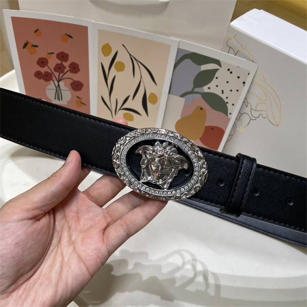 品質感際立つ VERSACE ヴェルサーチ コピー レザーベルト メデューサモチーフ 重厚メタルバックル 大人の装い