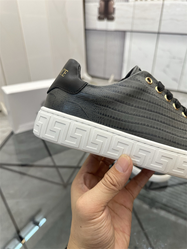  型押しアッパー メタリック調アクセント VERSACE ヴェルサーチ コピー ローカットレザースニーカー 洗練フォルム 注目度急伸