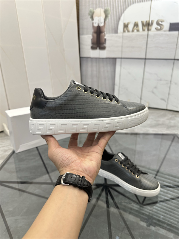  型押しアッパー メタリック調アクセント VERSACE ヴェルサーチ コピー ローカットレザースニーカー 洗練フォルム 注目度急伸