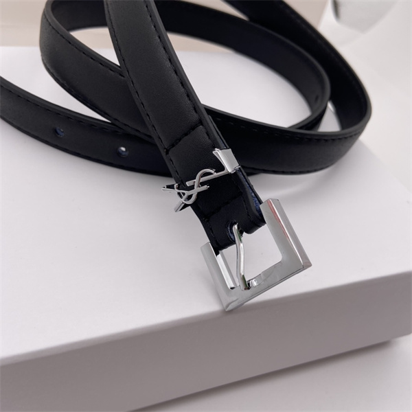 洗練見え SAINT LAURENT サンローラン コピー レザーベルト 細身フォルム ロゴアクセント きれいめコーデ