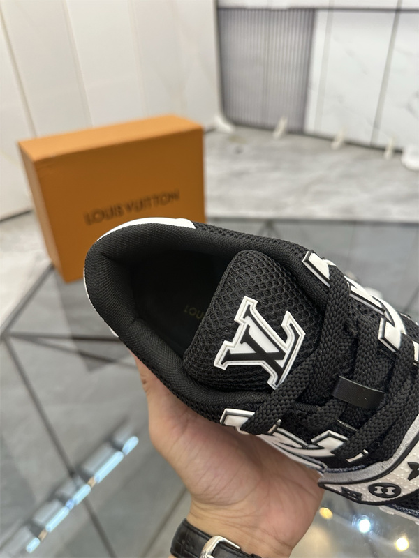 異素材パネル LOUIS VUITTON ルイヴィトン コピー ローカットスニーカー ボリュームソール 都会派ストリートモデル 注目度急伸