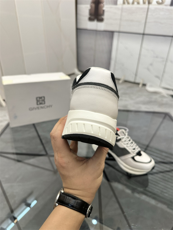 トロランニングフォルム グリップソール GIVENCHY ジバンシィ コピー ローカットスニーカー 軽快なストリート仕様 注目モデル