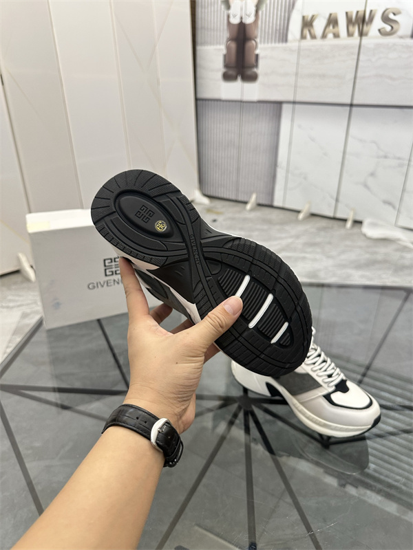 トロランニングフォルム グリップソール GIVENCHY ジバンシィ コピー ローカットスニーカー 軽快なストリート仕様 注目モデル