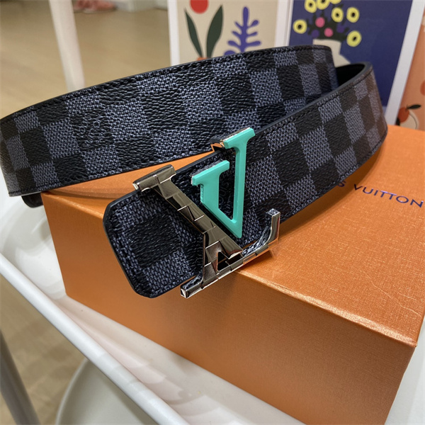 LOUIS VUITTON ルイヴィトン コピー メンズ ベルト 話題度上昇 ダミエ調パターン ターコイズLVバックル 個性派アクセント