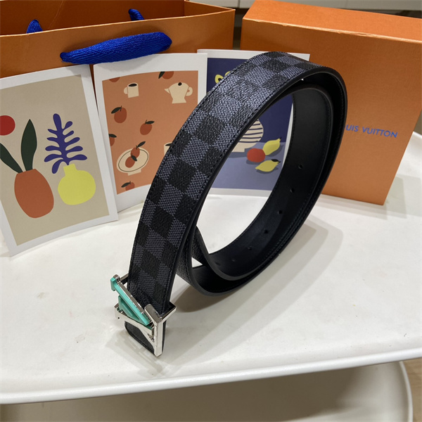 LOUIS VUITTON ルイヴィトン コピー メンズ ベルト 話題度上昇 ダミエ調パターン ターコイズLVバックル 個性派アクセント