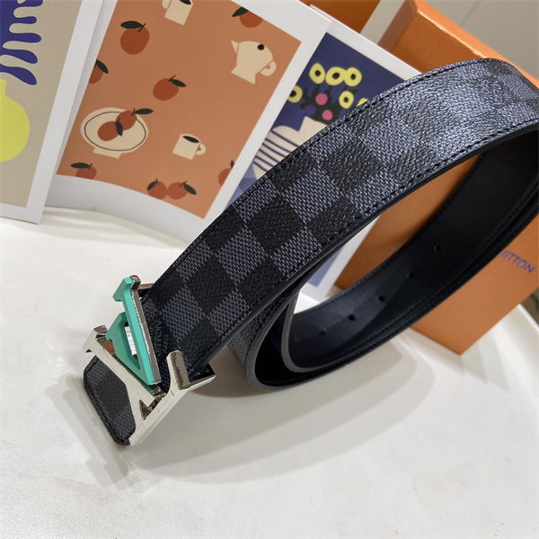 LOUIS VUITTON ルイヴィトン コピー メンズ ベルト 話題度上昇 ダミエ調パターン ターコイズLVバックル 個性派アクセント
