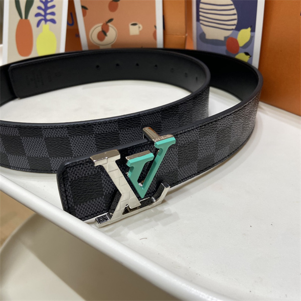 LOUIS VUITTON ルイヴィトン コピー メンズ ベルト 話題度上昇 ダミエ調パターン ターコイズLVバックル 個性派アクセント
