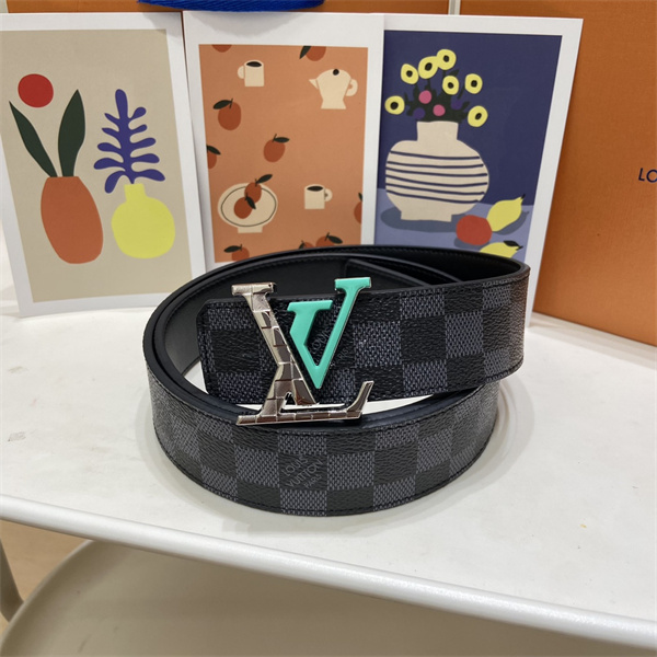 LOUIS VUITTON ルイヴィトン コピー メンズ ベルト 話題度上昇 ダミエ調パターン ターコイズLVバックル 個性派アクセント