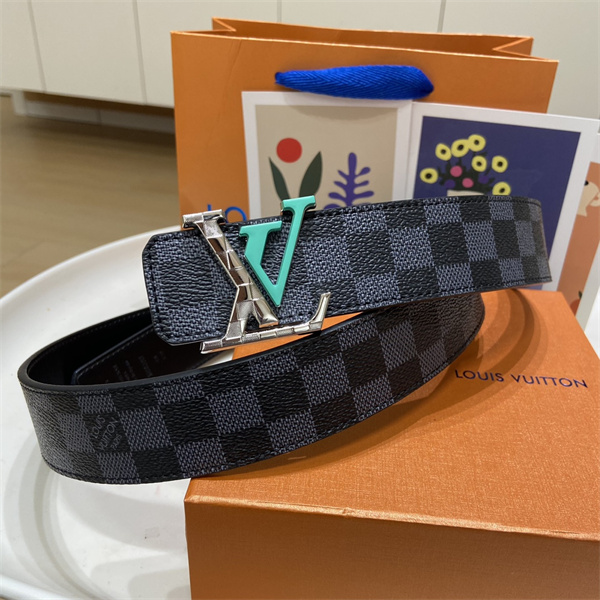 LOUIS VUITTON ルイヴィトン コピー メンズ ベルト 話題度上昇 ダミエ調パターン ターコイズLVバックル 個性派アクセント