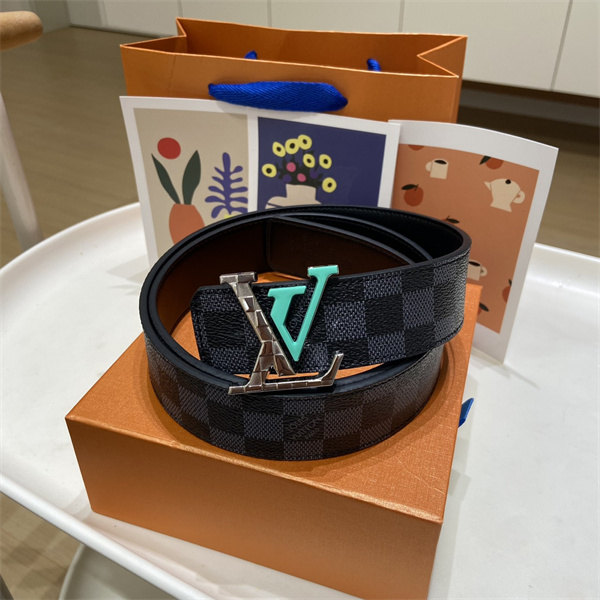 LOUIS VUITTON ルイヴィトン コピー メンズ ベルト 話題度上昇 ダミエ調パターン ターコイズLVバックル 個性派アクセント