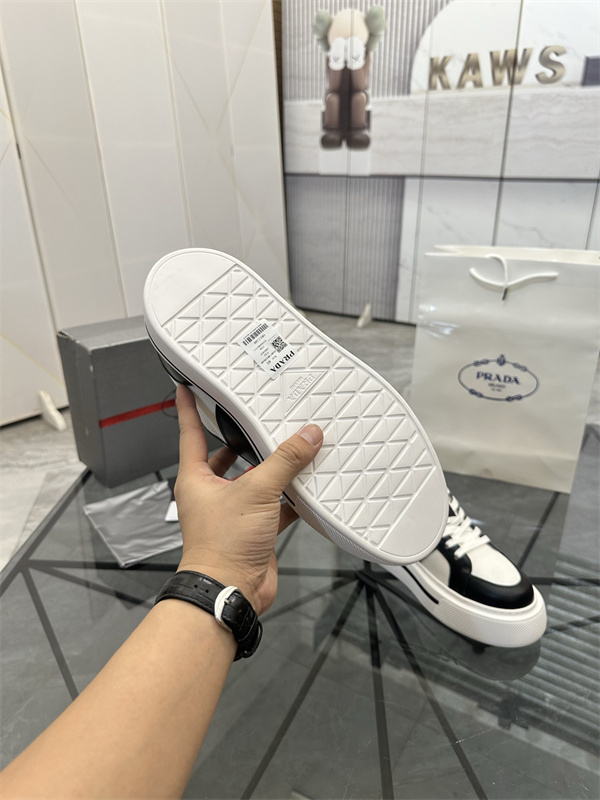 厚底ラバーソール ミニマルフォルム PRADA プラダ コピー ローカットスニーカー 4タイプ展開 デイリー対応 今季注目