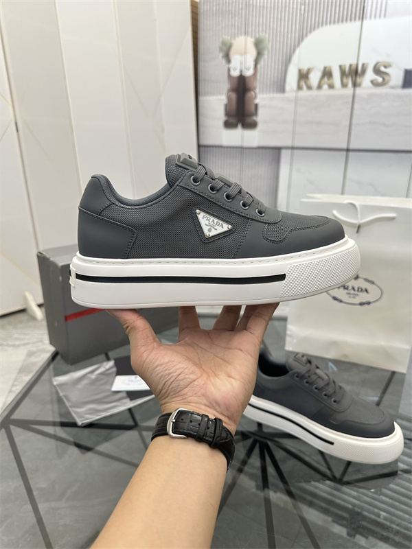 レザー調パネル 厚底ラバーソール PRADA プラダ コピー ローカットスニーカー スポーティーな立体フォルム 人気上昇