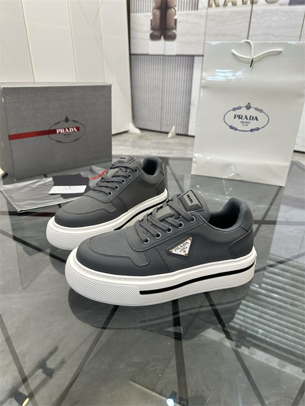レザー調パネル 厚底ラバーソール PRADA プラダ コピー ローカットスニーカー スポーティーな立体フォルム 人気上昇