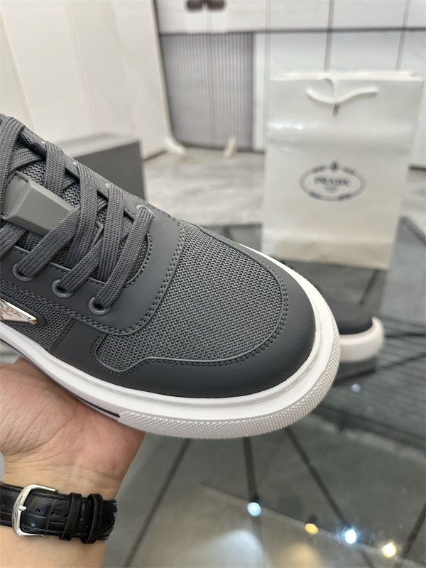 レザー調パネル 厚底ラバーソール PRADA プラダ コピー ローカットスニーカー スポーティーな立体フォルム 人気上昇