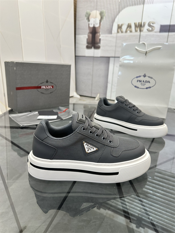 レザー調パネル 厚底ラバーソール PRADA プラダ コピー ローカットスニーカー スポーティーな立体フォルム 人気上昇