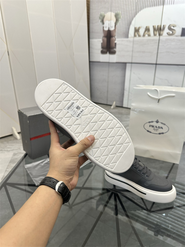 レザー調パネル 厚底ラバーソール PRADA プラダ コピー ローカットスニーカー スポーティーな立体フォルム 人気上昇