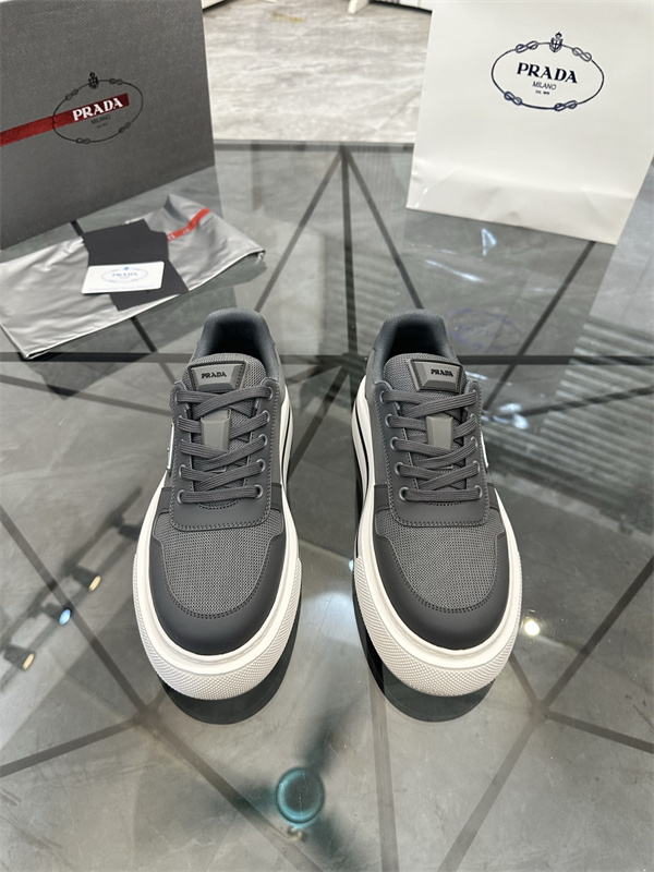 レザー調パネル 厚底ラバーソール PRADA プラダ コピー ローカットスニーカー スポーティーな立体フォルム 人気上昇