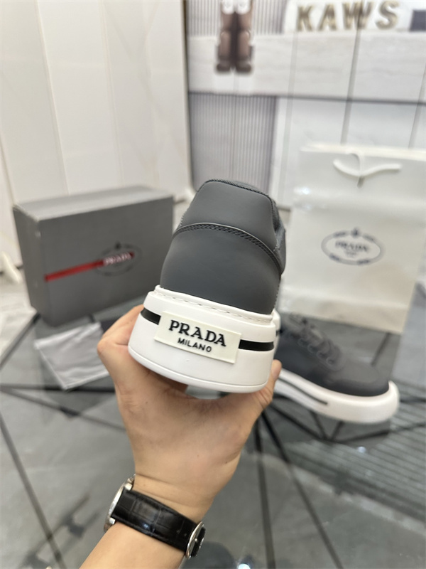 レザー調パネル 厚底ラバーソール PRADA プラダ コピー ローカットスニーカー スポーティーな立体フォルム 人気上昇