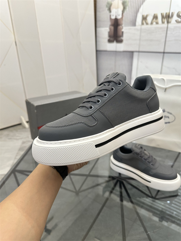 レザー調パネル 厚底ラバーソール PRADA プラダ コピー ローカットスニーカー スポーティーな立体フォルム 人気上昇