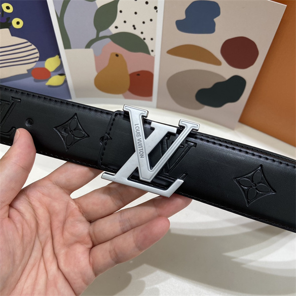LOUIS VUITTON ルイヴィトン コピー メンズ ベルト 注目度急伸 LVイニシャルバックル エンボスモノグラム 洗練フォルム