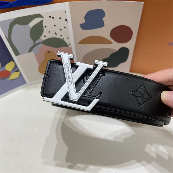 LOUIS VUITTON ルイヴィトン コピー メンズ ベルト 注目度急伸 LVイニシャルバックル エンボスモノグラム 洗練フォルム