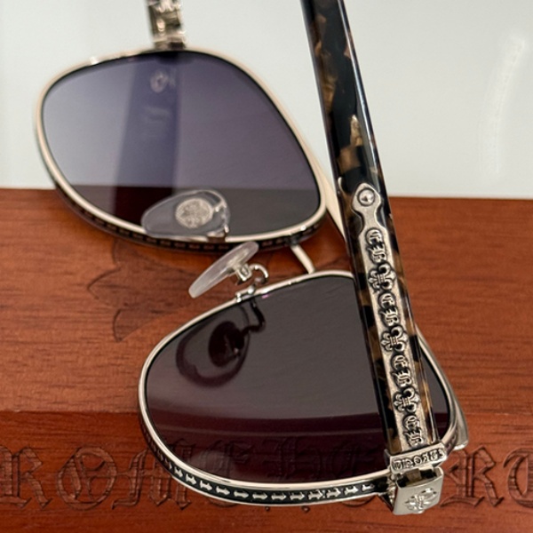 CHROME HEARTS コピー 精巧な仕上がり ティアドロップサングラス 彫刻テンプル レトロモード 大人の着映えモデル