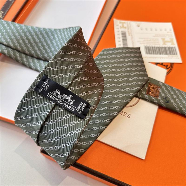 【2026人気】エルメス ネクタイ コピー Hermès 上品スーツスタイルを格上げする大人の一本