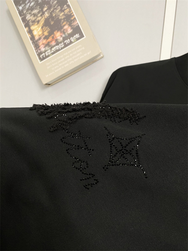 話題度上昇 LOUIS VUITTON コピー メンズ ロングスリーブTシャツ ダメージLVグラフィック バックロゴ映え