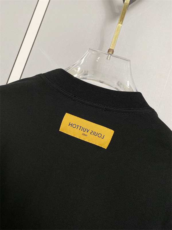 話題度上昇 LOUIS VUITTON コピー メンズ ロングスリーブTシャツ ダメージLVグラフィック バックロゴ映え