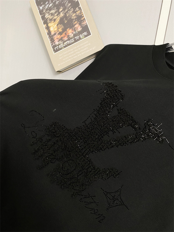 話題度上昇 LOUIS VUITTON コピー メンズ ロングスリーブTシャツ ダメージLVグラフィック バックロゴ映え