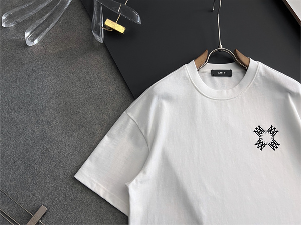 AMIRI アミリ コピー メンズ カットソー フロントミニマーク 背面インパクト柄 個性派モデル