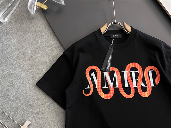 存在感際立つ AMIRI アミリ コピー クルーネックTシャツ ワイドレター 曲線グラフィック 都市ストリート