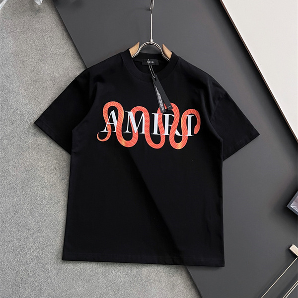 存在感際立つ AMIRI アミリ コピー クルーネックTシャツ ワイドレター 曲線グラフィック 都市ストリート