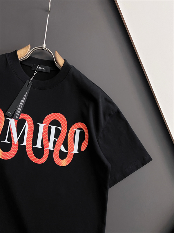 存在感際立つ AMIRI アミリ コピー クルーネックTシャツ ワイドレター 曲線グラフィック 都市ストリート