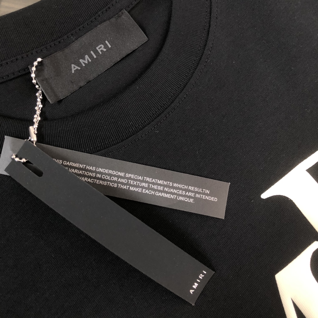 タイポグラフィ主役 AMIRI アミリ コピー クルーネックTシャツ 大判レターロゴ ミニマルバック仕様