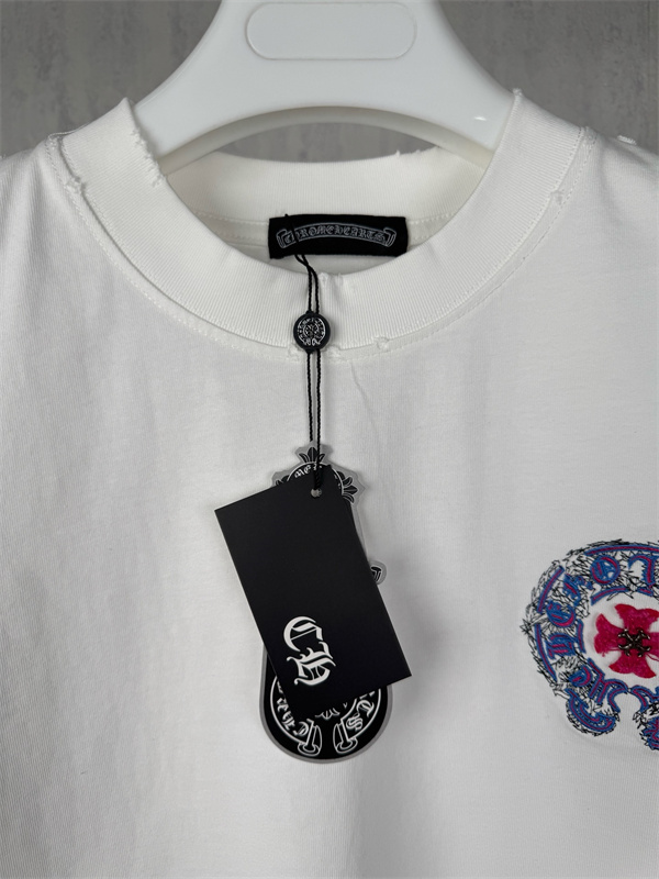 ゴシック意匠 CHROME HEARTS クロムハーツ コピー クルーネックTシャツ サークルレタリング フローラルクロス構成
