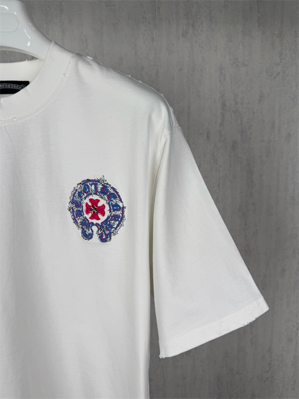ゴシック意匠 CHROME HEARTS クロムハーツ コピー クルーネックTシャツ サークルレタリング フローラルクロス構成