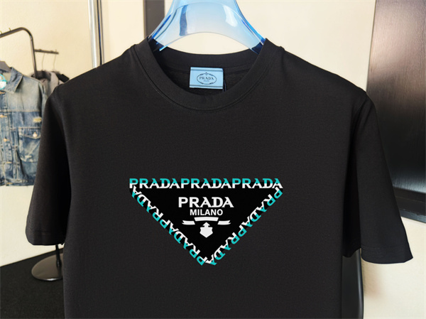 タイポグラフィ仕立て PRADA プラダ コピー クルーネックTシャツ 連続ロゴ 三角構図 モダンカジュアル