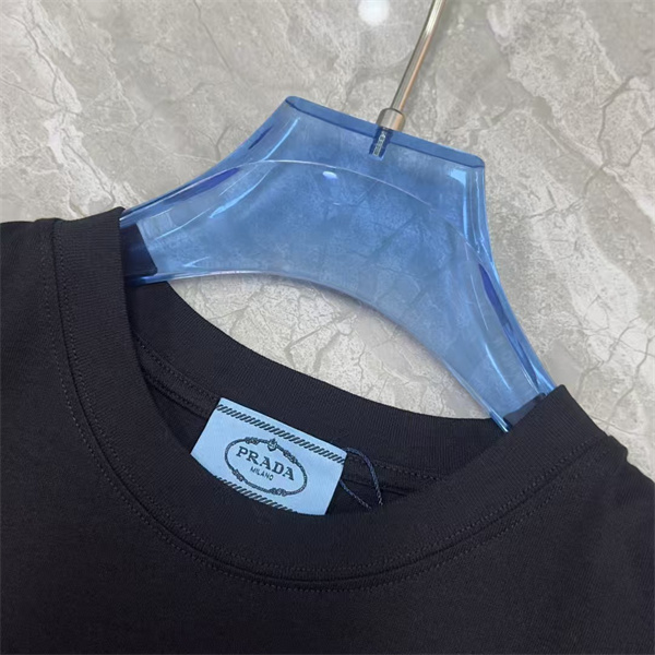 タイポグラフィ仕立て PRADA プラダ コピー クルーネックTシャツ 連続ロゴ 三角構図 モダンカジュアル
