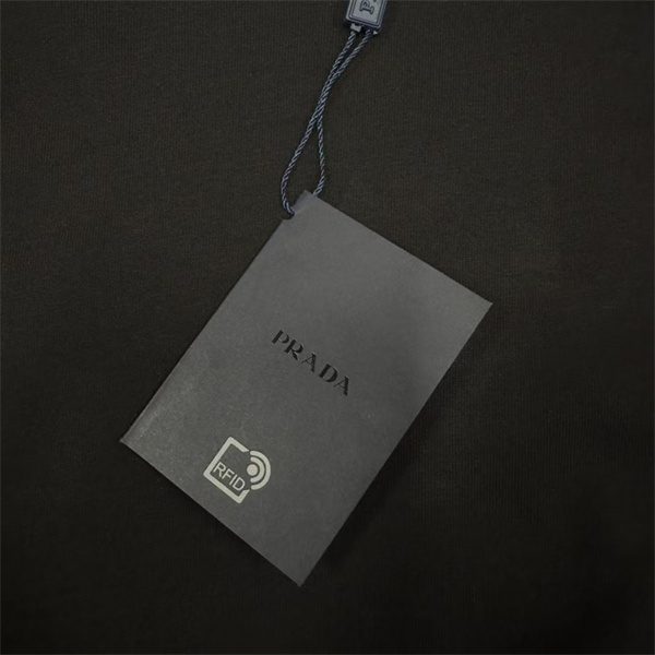 グラフィック主役 PRADA プラダ コピー クルーネックTシャツ ジオメトリックエンブレム 大胆レターデザイン