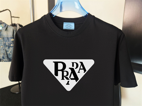 グラフィック主役 PRADA プラダ コピー クルーネックTシャツ ジオメトリックエンブレム 大胆レターデザイン