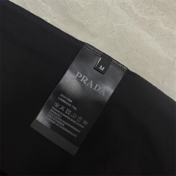 グラフィック主役 PRADA プラダ コピー クルーネックTシャツ ジオメトリックエンブレム 大胆レターデザイン