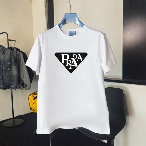 グラフィック主役 PRADA プラダ コピー クルーネックTシャツ ジオメトリックエンブレム 大胆レターデザイン