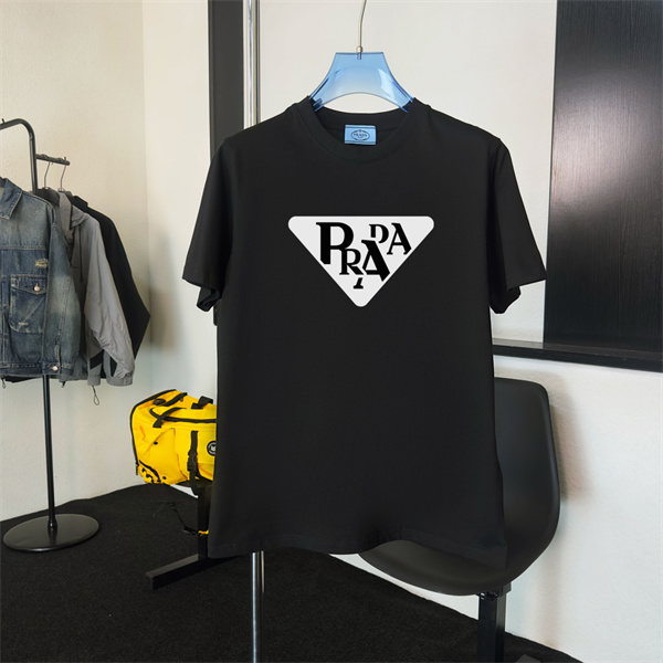 グラフィック主役 PRADA プラダ コピー クルーネックTシャツ ジオメトリックエンブレム 大胆レターデザイン
