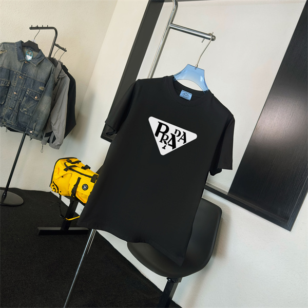 グラフィック主役 PRADA プラダ コピー クルーネックTシャツ ジオメトリックエンブレム 大胆レターデザイン
