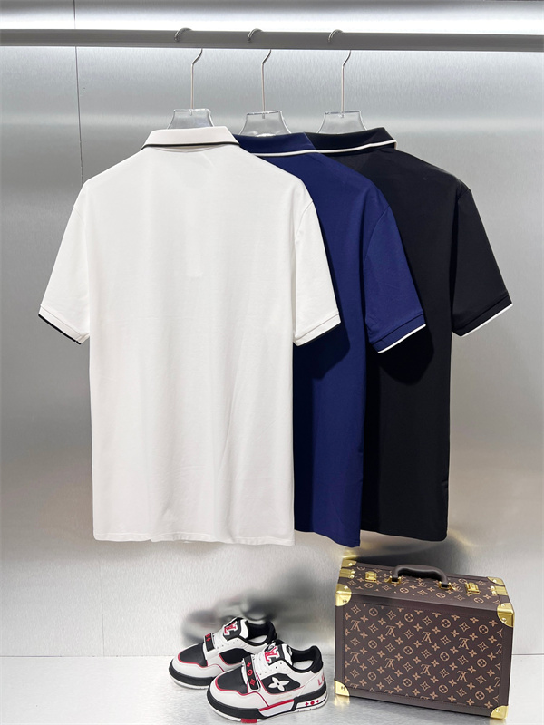 スマートカジュアル PRADA プラダ コピー ポロトップス 襟ラインアクセント ミニチャーム風ロゴ