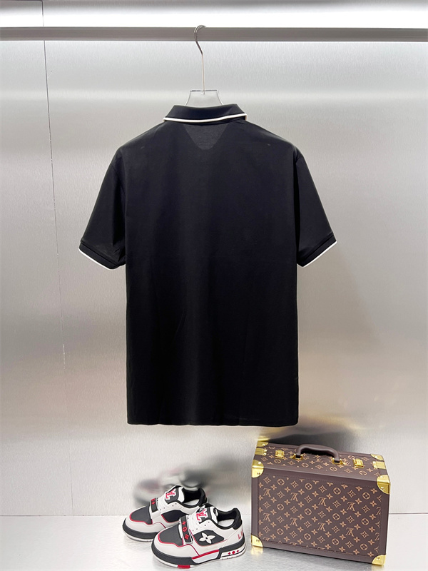 スマートカジュアル PRADA プラダ コピー ポロトップス 襟ラインアクセント ミニチャーム風ロゴ