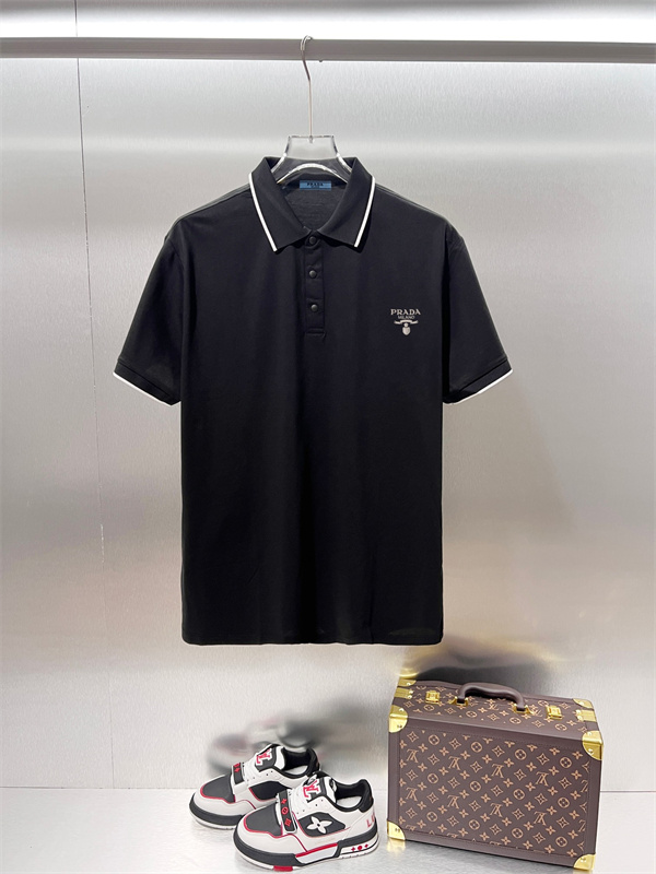 スマートカジュアル PRADA プラダ コピー ポロトップス 襟ラインアクセント ミニチャーム風ロゴ