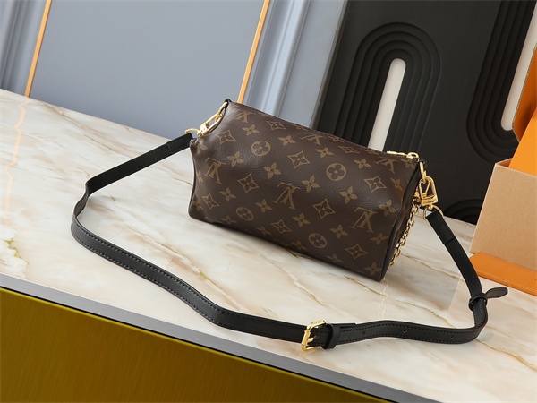 チェーン使いが映える LOUIS VUITTON ルイヴィトン コピー ショルダーバッグ 配色レザートリム ファスナー仕様