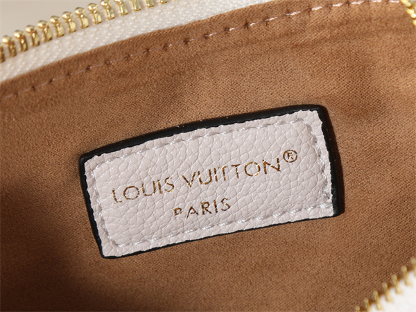 立体柄が映える LOUIS VUITTON ルイヴィトン コピー チェーンポーチ ファスナートップ メタルプレート装飾